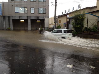 洪水と車